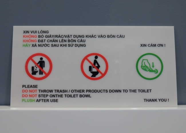 Bảng cảnh báo nhà vệ sinh